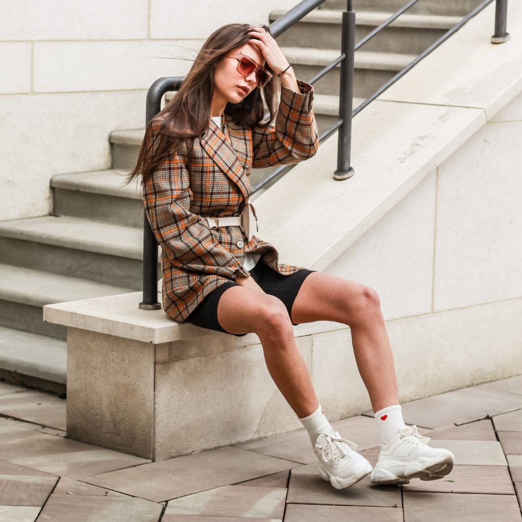 Ten look pokochał cały świat! Zobacz, o jaki trend chodzi i zainspiruj się stylem influencerek